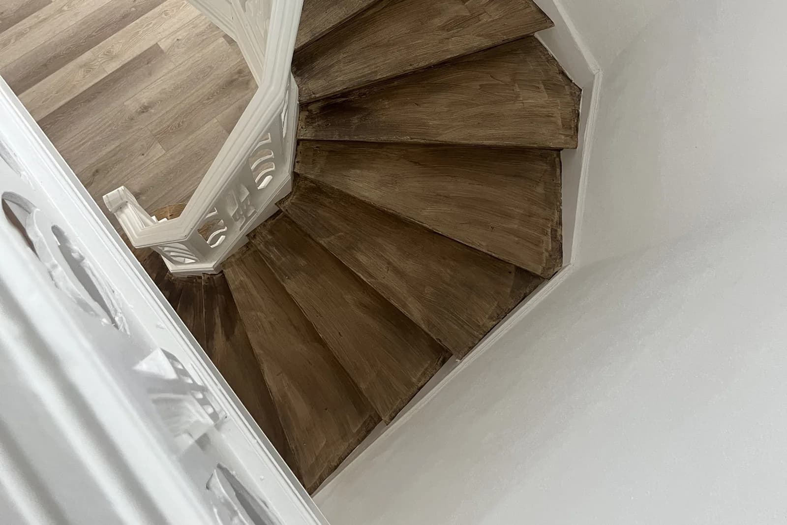 Le même escalier restauré, rampe repeinte en blanc